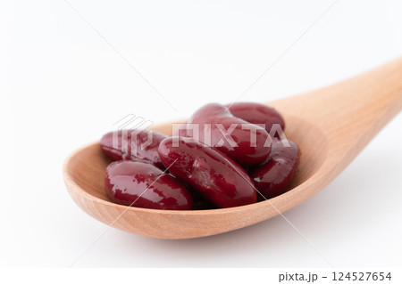 スプーンに載せたレッドキドニービーンズ（水煮）のクローズアップ 124527654