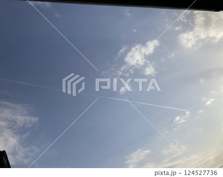 長い飛行機雲 長い飛行機雲 124527736