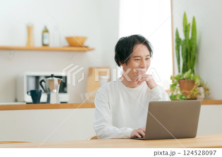 リビングでパソコンを使う男性 124528097