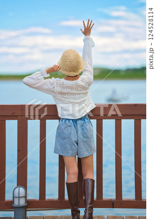 後ろ姿の女性 後ろ姿の女性 124528114