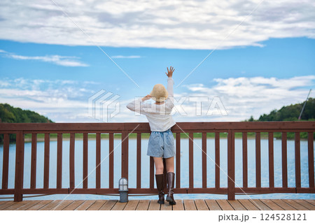 後ろ姿の女性 124528121