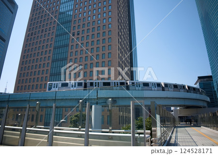 ビルの谷間を通るゆりかもめ ビルの谷間を通るゆりかもめ 124528171