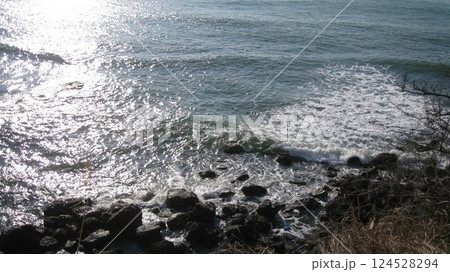 春の日本海の打ち寄せる白波 124528294