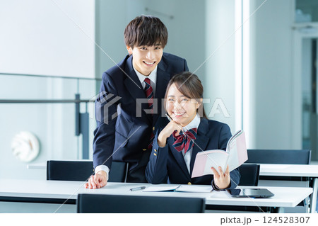 教室で自習する学生 124528307