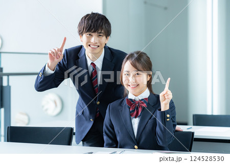 指差しをする高校生 指差しをする高校生 124528530