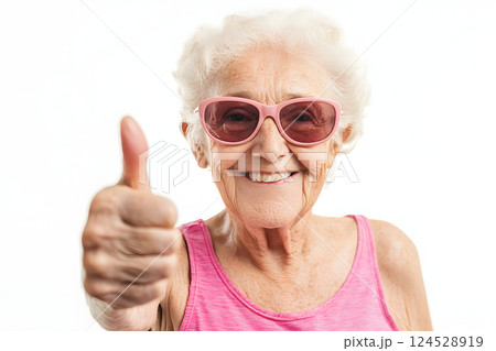 親指を立てて笑顔を見せる元気でパワフルでチャーミングな高齢女性のポートレート 親指を立てて笑顔を見せる元気でパワフルでチャーミングな高齢女性のポートレート 124528919