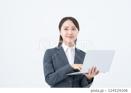 パソコンを使う若いビジネスウーマン 124529106