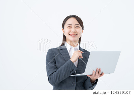 パソコンを使う若いビジネスウーマン パソコンを使う若いビジネスウーマン 124529107