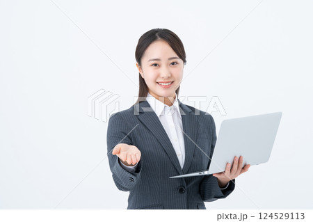 パソコンを使う若いビジネスウーマン 124529113
