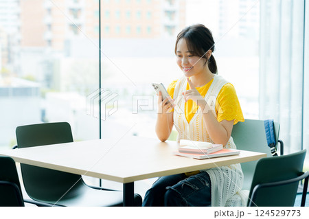 カフェでスマホを見る学生 カフェでスマホを見る学生 124529773