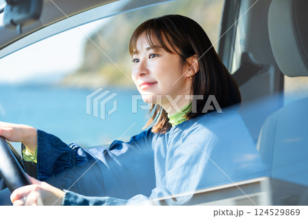 車を運転する女性 124529869