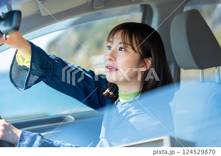 車を運転する女性 124529870