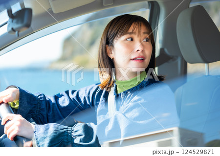 車を運転する女性 車を運転する女性 124529871
