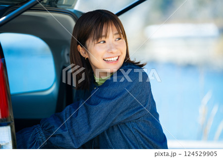 車で海にレジャーに来た女性　海辺でドライブ旅行の女性 124529905