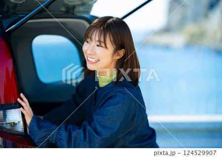 車で海にレジャーに来た女性　海辺でドライブ旅行の女性 124529907