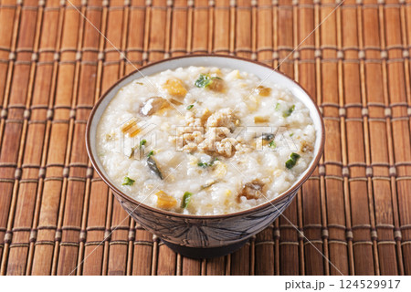 Minced pork congee with preserved egg 124529917