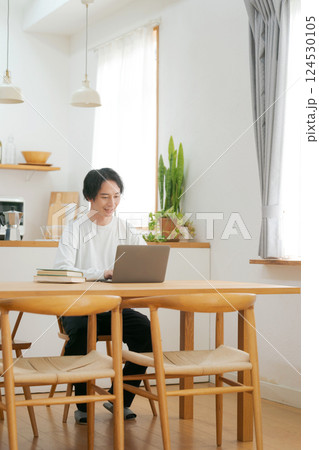 リビングでパソコンを使う男性 124530105