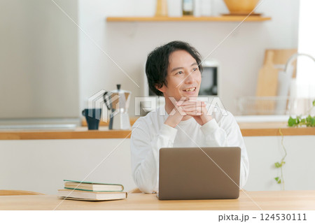 リビングでパソコンを使う男性 124530111