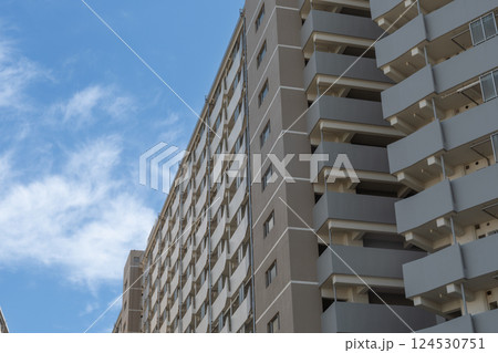 秋空とマンション 秋空とマンション 124530751