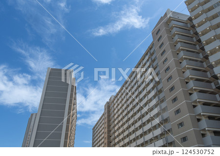 秋空とマンション 124530752