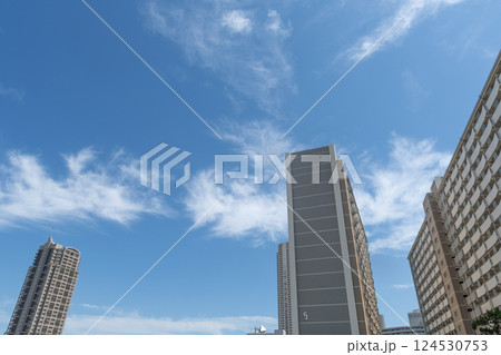 秋空とマンション 秋空とマンション 124530753