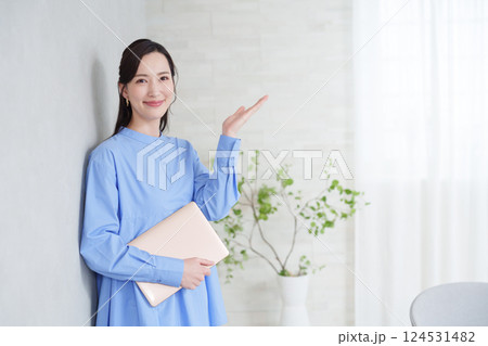 パソコンを使うビジネスマン女性 124531482