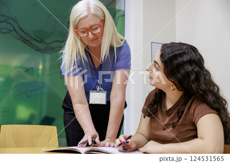 先生と一緒に勉強をする女の子 124531565