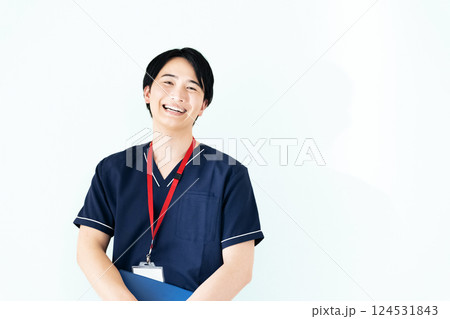 ファイルを持つ医療従事者の男性 124531843