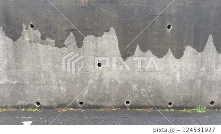 春の雨に濡れる高架線の擁壁風景 春の雨に濡れる高架線の擁壁風景 124531927