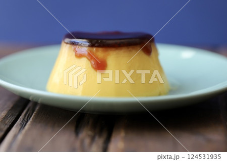 ゼラチンで固めたカスタードプリン 124531935