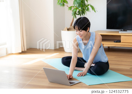 リビングでヨガをする女性 124532775