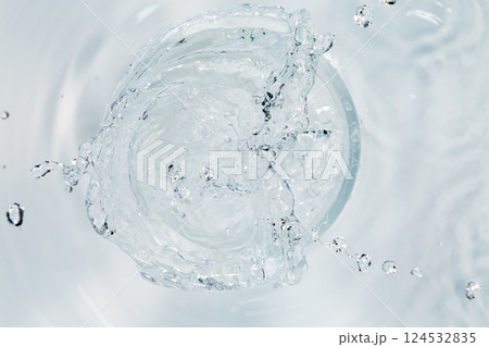 パイプから吹き出す水. パイプから吹き出す水. 124532835