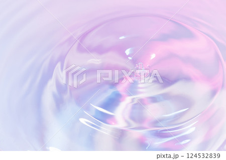 水面に落ちる水滴. 124532839