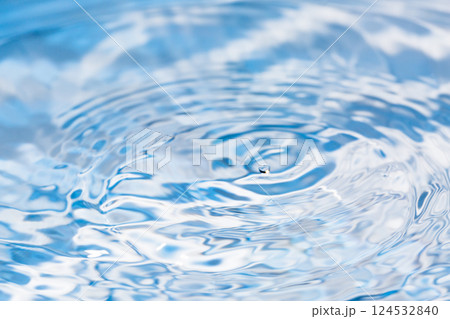 水面に落ちる水滴. 124532840