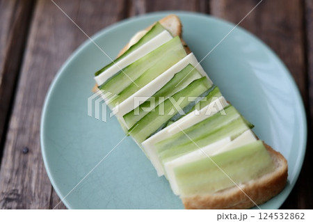キュウリとスライスチーズの半分食パンのオープンサンド 124532862