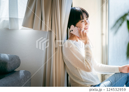 部屋でスマホを操作する女性 部屋でスマホを操作する女性 124532959