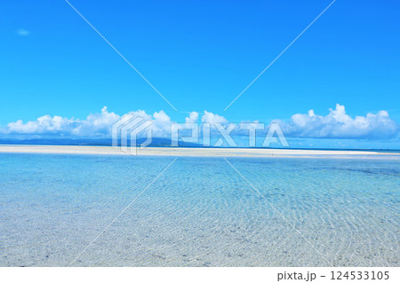 沖縄　竹富島　青空と海 124533105
