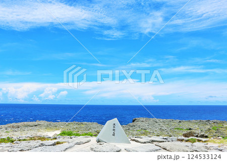 沖縄　青空と海の波照間島 124533124