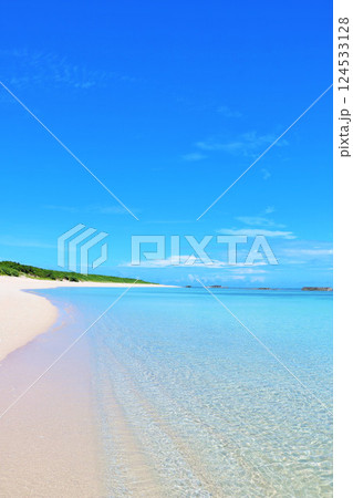 沖縄県　波照間島　夏の青空と海 124533128