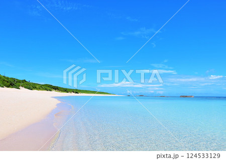 沖縄県　波照間島　夏の青空と海 124533129