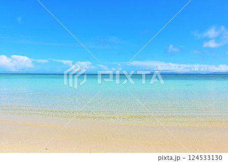 沖縄県　波照間島　夏の青空と海 124533130