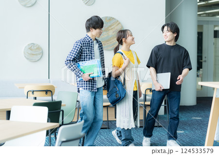 大学生たち 124533579