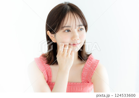 若い女性の美容イメージ 124533600