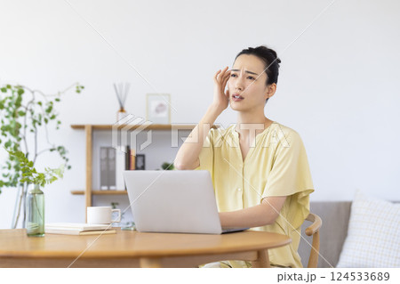 リビングでパソコンを見ている女性 124533689