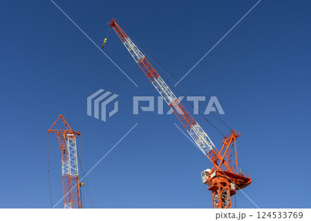クライミングクレーンと青空。建設現場のイメージ 124533769