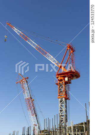 クライミングクレーンと青空。建設現場のイメージ クライミングクレーンと青空。建設現場のイメージ 124533770