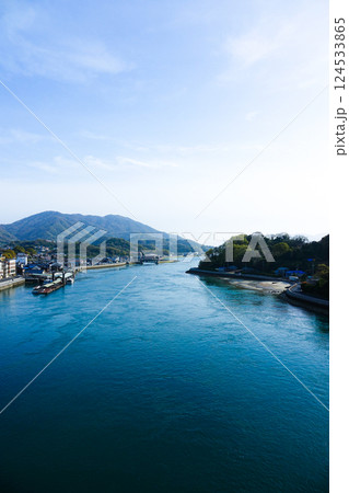 広島県尾道市にある高根大橋の上から生口島をみた時の風景 124533865