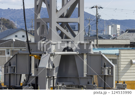 クライミングクレーンの架台の接写。建設現場のイメージ クライミングクレーンの架台の接写。建設現場のイメージ 124533990