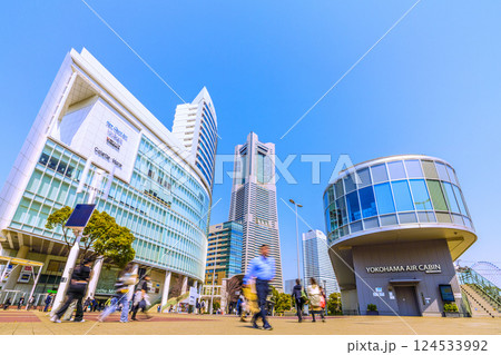 日本の東京都市景観夏のような暑さに半袖やシャツ姿の方も…。黄砂か、マ姿…青空なのに少し霞む…＝25日 124533992