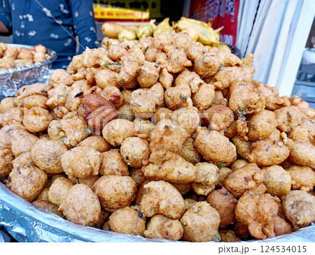 Indian Man Sell Street Food Pakoda on Delhi Street 124534015
